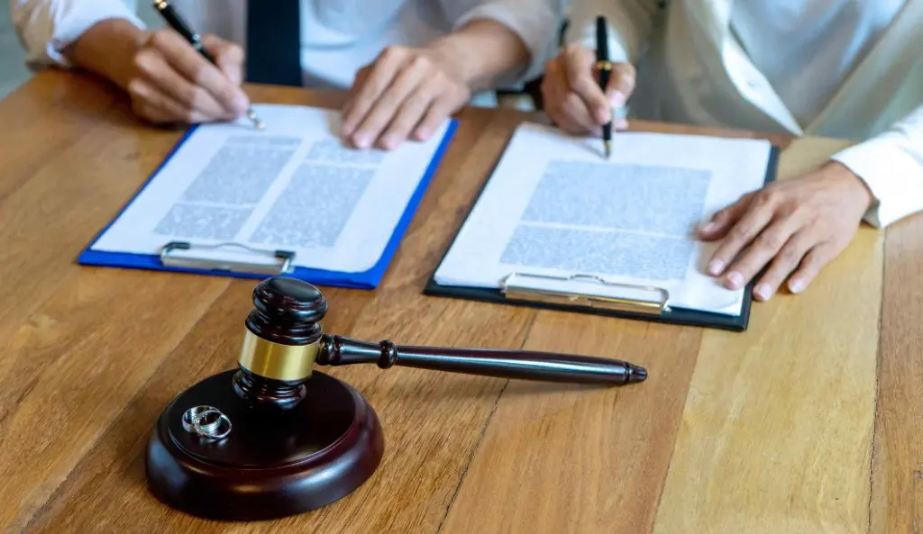 How To Protect Your Credit Score During A Divorce in New York | Call (516) 334-4100